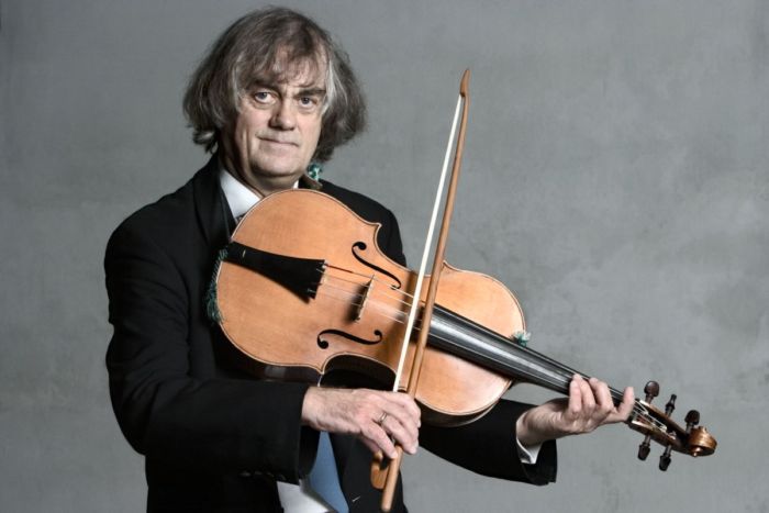 Sigiswald Kuijken z manj običajnim violončelom da spalla (foto: Annemie Augustijns)